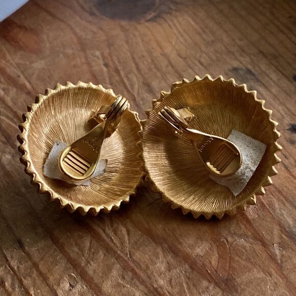 💛 Monet Pearl Sunflower Clip On Earrings - Picture 2 of 6